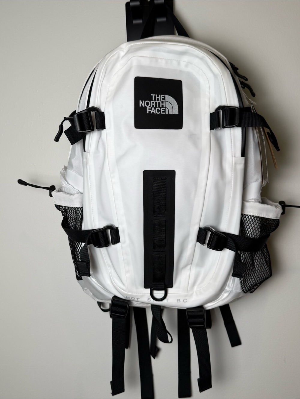 The North Face Hot Shot Base Camp Backpack 28L TNF White NWT NF0A8EEXFN4